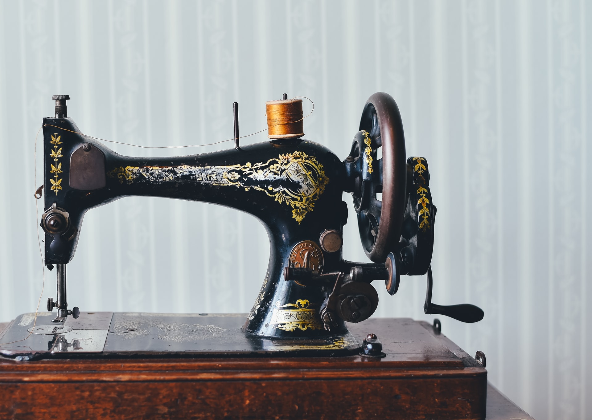 How to use an old sewing machine?
