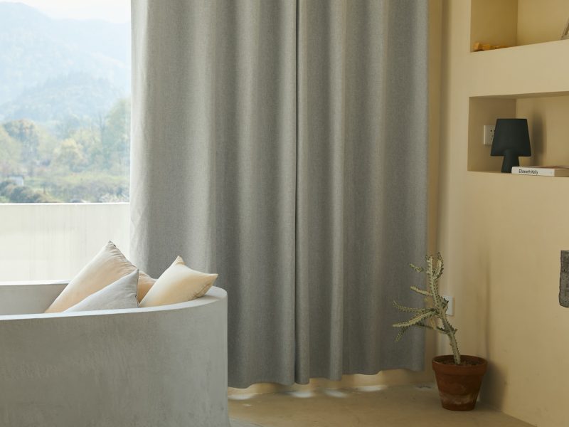 How to hang curtains so as not to overwhelm the interior?